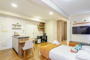 Sala com sofá-cama aberto
