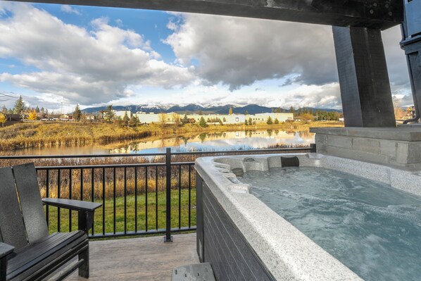 Recently built luxury condo offering a prime location that is nestled in Eagle Lake | Exterior