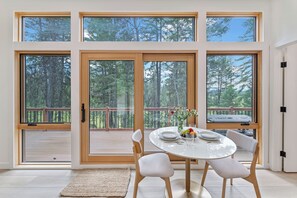 Open and bright | Main Level