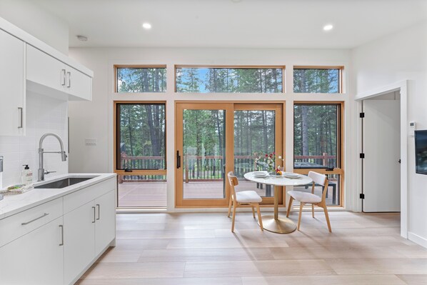 Open and bright | Main Level