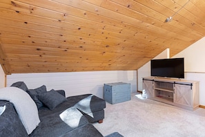 Lounge area: Upper floor, Smart TV