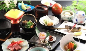 Kaiseki cuisine using local ingredients and spring water