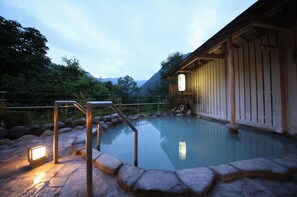 An open-air bath in a fantastic location where you can soak in the soft hot spring water and enjoy the view. On clear nights, you can even see a sky full of stars!