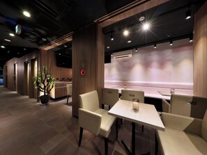 Lounge: Please use it during breakfast.