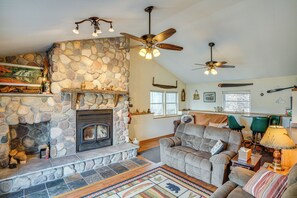 Living Area | Smart TV | Fireplace