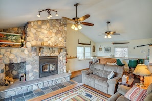 Living Area | Smart TV | Fireplace