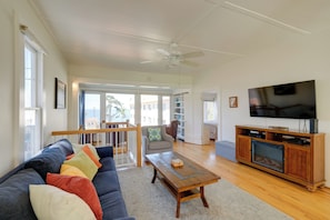 Living Room | Free WiFi | Queen Sleeper Sofa | Smart TV | Main Floor