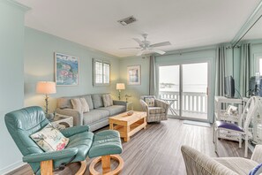 Living Room | Smart TV w/ Cable | Free WiFi | Central Air Conditioning/Heat