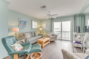 Living Room | Smart TV w/ Cable | Free WiFi | Central Air Conditioning/Heat
