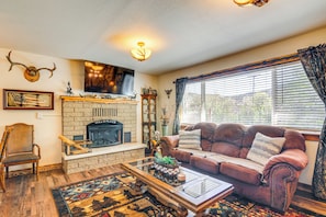 Living Room | Queen Sleeper Sofa | Smart TV | Gas Fireplace | Main Level