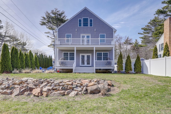 York Vacation Rental | 3BR | 3BA | 2,500 Sq Ft | Stairs to Enter