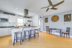 Kitchen | Cooking Basics | Drip & Keurig Coffee Maker | 1st Floor