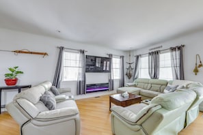 Living Room | Free WiFi | Central Heating & A/C | Smart TV | 1st Floor