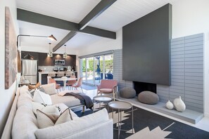 Living Room | Free WiFi | Central Heating & A/C | Smart TV