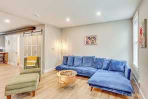 Living Room | Smart TV | Free WiFi | Central Air Conditioning/Heat | 1st Floor