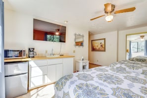 Studio | 2 Queen Beds | Free WiFi | Wall Heater