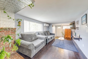 Living Room | Free WiFi | Mini-Split Heating & A/C | Smart TV