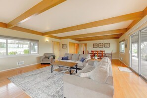 Living Room | Central A/C & Heat | Free WiFi | Smart TV