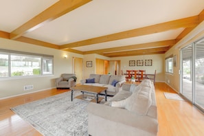 Living Room | Central A/C & Heat | Free WiFi | Smart TV