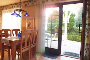 Essbereich und Terrasse