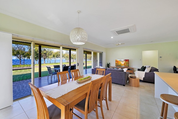 Lounge & Dining