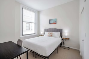 Bedroom 1 - Queen bed