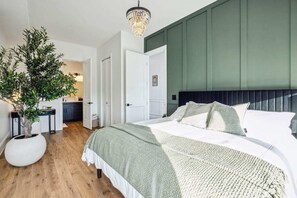 Bedroom 2.
King-sized bed, closet, working table, blackout curtains, and full bathroom.
Incredible East Nashville Sunset View
Stearns & Foster 14.5" Lakeridge Mattress for your lux comfort.
Rowenta Steamer for Clothes.
Dedicated desk.