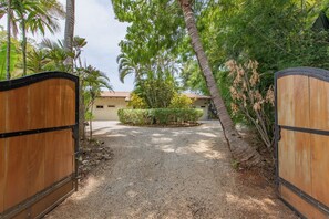 Large Roundabout Driveway