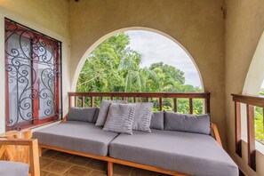 Patio. (3)