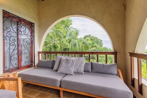 Patio. (3)