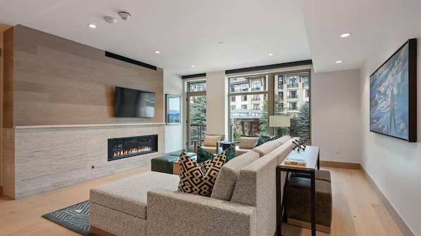 Discover the perfect mountain retreat in this luxurious 2-bedroom, 2-bathroom condo located in the Cirque Viceroy complex