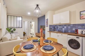 Cuisine ouverte avec coin repas