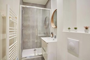 salle de bain avec toilette
