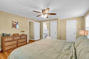 Huge King Bed and en-suite master beath to enjoy while living your best life at the beach!