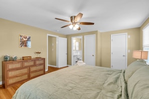 Huge King Bed and en-suite master beath to enjoy while living your best life at the beach!