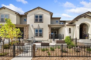 Front Entrance | Welcome to The Highland Retreat