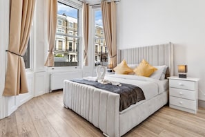 Wake up to charming London views in this bright and elegant bedroom. Comfort, style, and a touch of romance await. ️✨