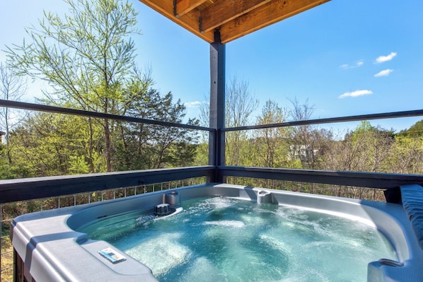 Bearfoot Timbers' bubbling hot tub