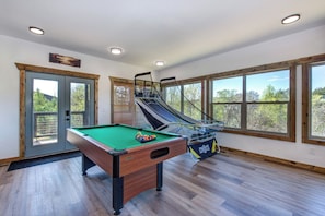Bearfoot Timbers' fun game room