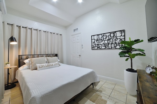 Queen Bed to relax time and enjoy your stay!