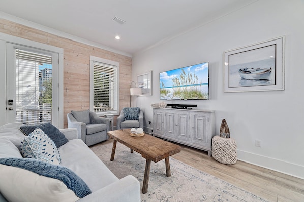 Gorgeous 2BR Tannin Cottage, 100 Steps To Beach Access PLUS Poolview Patio