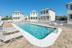 Watch the kiddos play in the pool 20 steps away from the home
