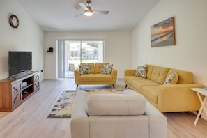 Living Room | Central Heating & A/C | Free WiFi | Flat-Screen TV