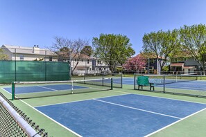 Tiburon Community | Outdoor Pool | Tennis Courts