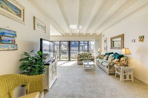 Living Room | Free WiFi | Bar | Full Sleeper Sofa | Twin Sleeper Sofa