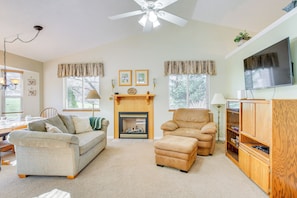 Living Room | Main Level | Smart TV | Free WiFi | Gas Fireplace
