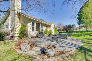 Outdoor Dining | Mountain Views | 7 Mi to Zootah