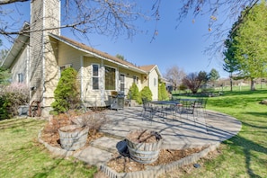 Outdoor Dining | Mountain Views | 7 Mi to Zootah