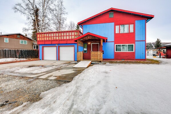 Fairbanks Vacation Rental | 3BR | 1BA | 2,576 Sq Ft | 5 Steps to Enter