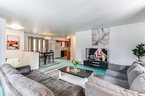 Living Room | Free WiFi | Central Heating & A/C | Smart TV